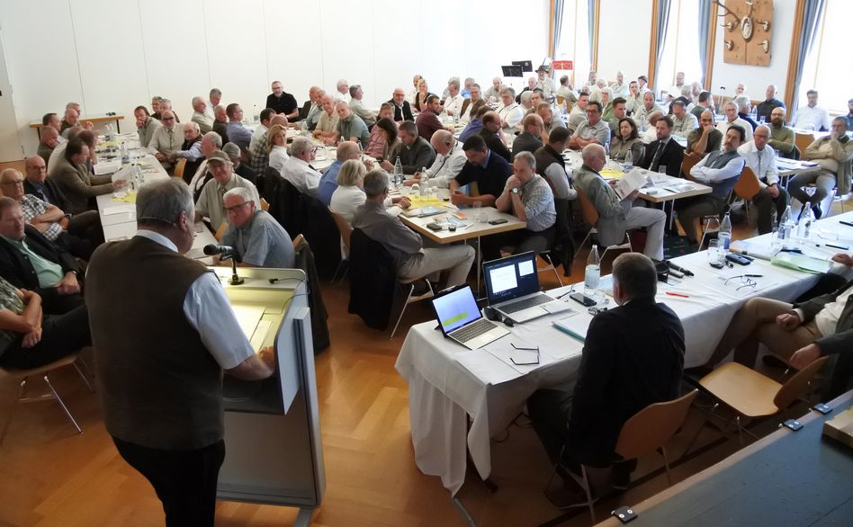 Delegierte von Jagdvereinen und -verbänden aus der ganzen Schweiz trafen im Schützenhaussaal in Glarus gewichtige Entscheide.