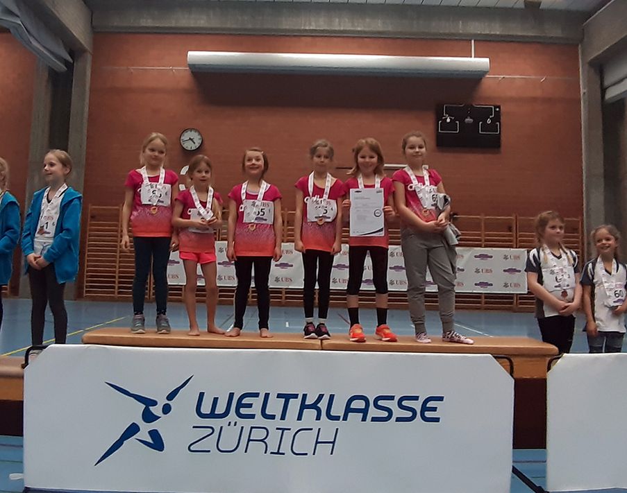Goldmedaillengewinner von links nach rechts: Aline Gisler, Anna Kistler, Simone Wahl, Neva-Maria Dällenbach, Laura Widmer, Nikolina Jonovic. (Bilder: zvg)