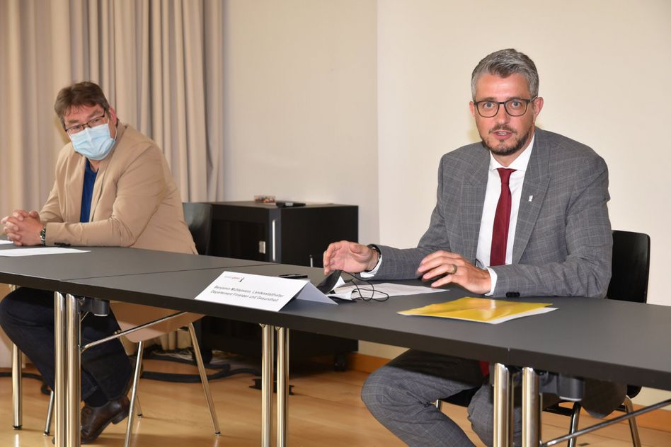 Landestatthalter Benjamin Mühlemann (rechts) und der neue Stellvertretende Kantonsarzt Jörg Allmendinger informieren über die neu erhältlichen Corona-Zertifikate. (Bild: jhuber)