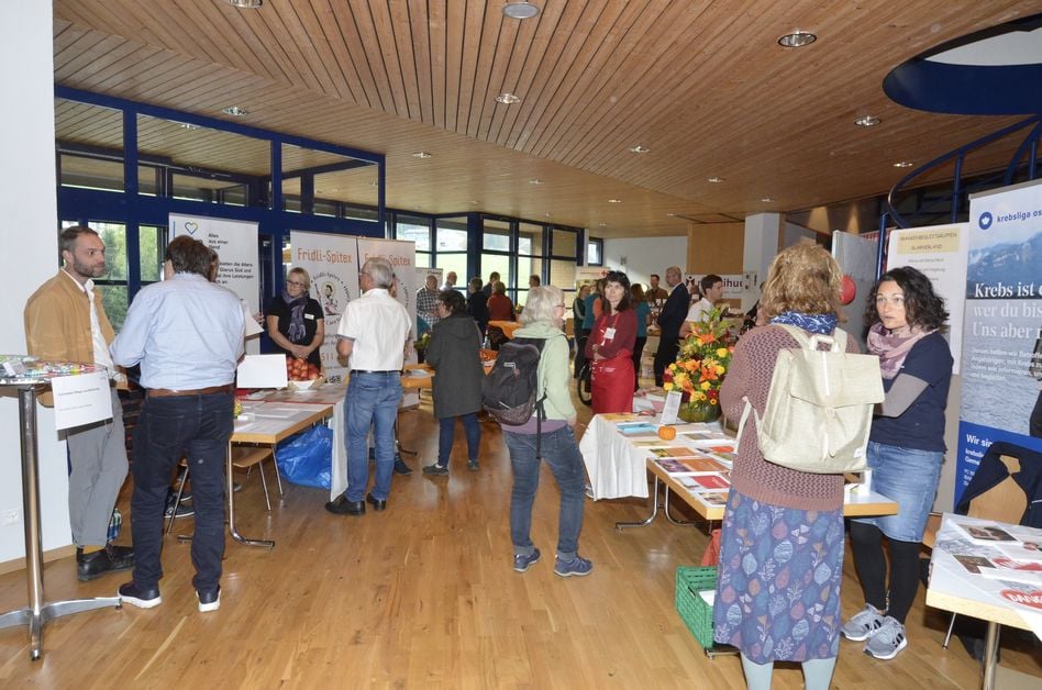 Rund 50 Institutionen und Vereine, die Informationen und Hilfe anbieten, präsentierten sich im Gemeindezentrum in Schwanden