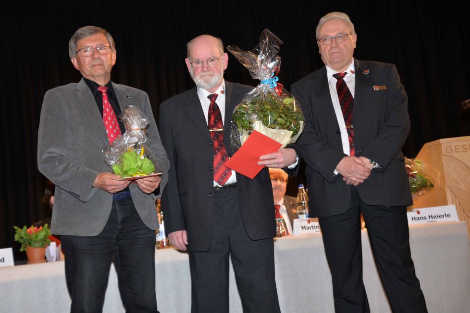 Die scheidenden GLKSV-Mitglieder: Kassier Willy Bowald (Mitte, nach 35 Jahren!) und Gabriel Kundert (GPK, nach 33 Jahren) mit GLKSV-Präsident Hans Heierle