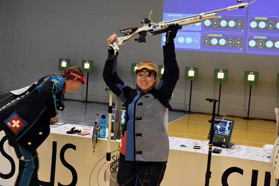 Nina Christen freut sich über ihren Sieg am Shooting Masters Finale in Näfels. (Bilder: jhuber)
