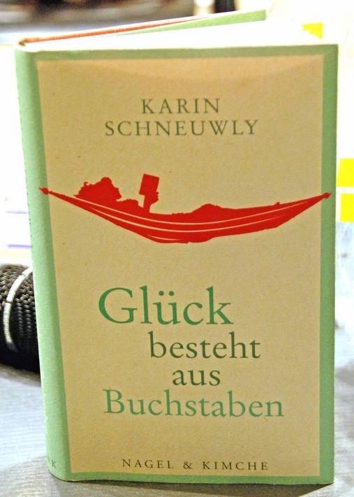 Karin Schneuwlys neues Buch „ Das Glück besteht aus Buchstaben“.