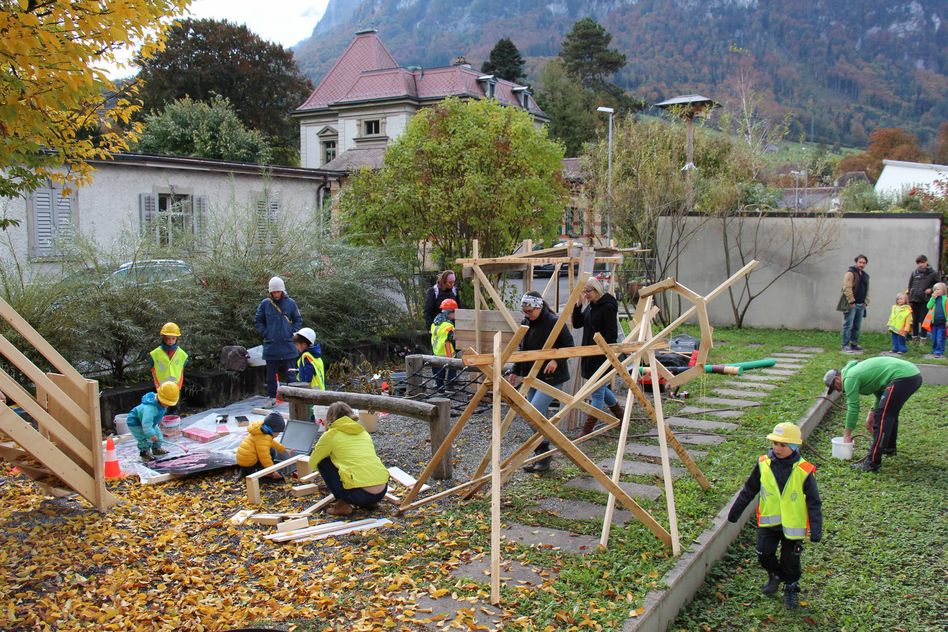 Kinder bohren, messen, hämmern – wohl erste Baustelle dieser Art im Glarnerland
