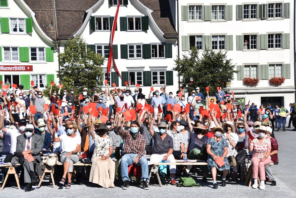 Nach einem Jahr Pause konnten die grossen Traditions-Anlässe im Glarnerland wieder durchgeführt werden: Die Landsgemeinde dabei mit Sicherheitskonzept im gewohnten Rahmen. (Bild. ehuber)