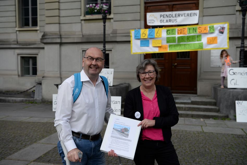 : Priska Müller, Präsidentin des Pendlervereins Glarus übergibt Regierungsrat Becker die rund 2700 Unterschriften, die in nur 4 Wochen zur Petition «Gemeinsam für einen starken Glarner öV» in der Bevölkerung zusammengekommen sind. (Bilder: zvg)