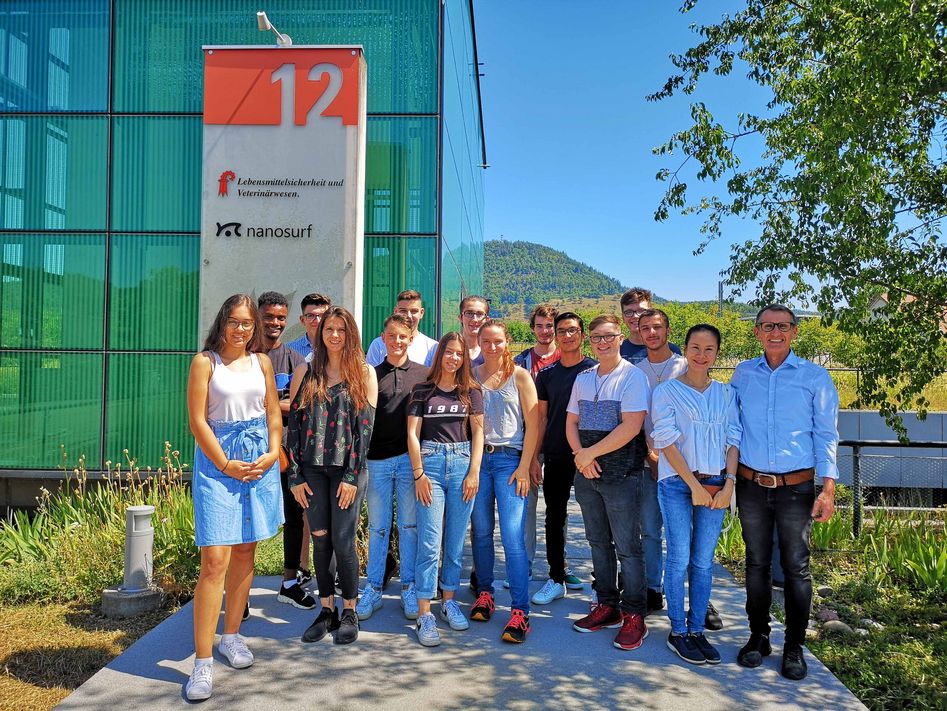 Die Lernenden der Hans Eberle AG zu Besuch bei der Firma Na-nosurf AG in Liestal (Bilder: zvg)