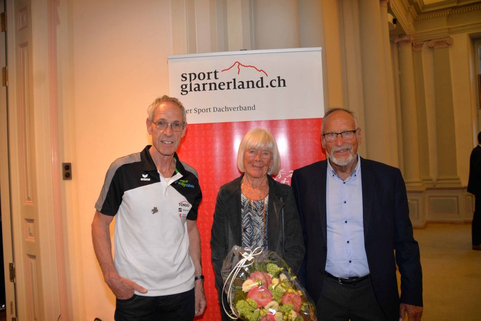Walter Müller (rechts) und Ruedi Etter, in Begleitung seiner Frau Marlies, wurden für ihre Verdienste für den Glarner Spoert mit dem Sportförderpreis auszeichnet. (Bilder: e.huber)