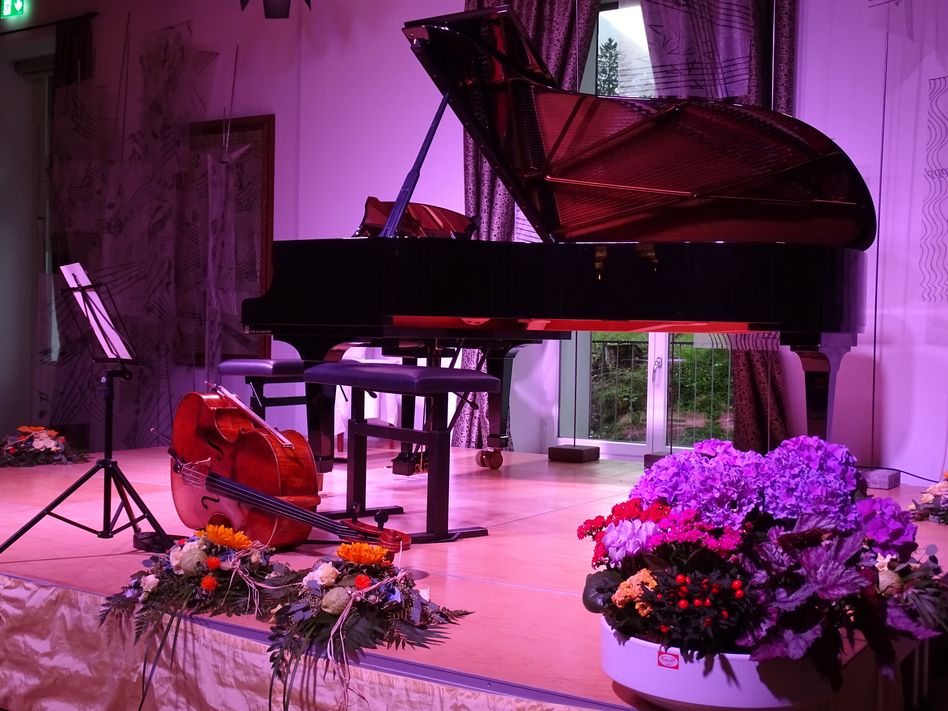 Feierlich weiss, Blumen und Musik an der Musikwoche Braunwald