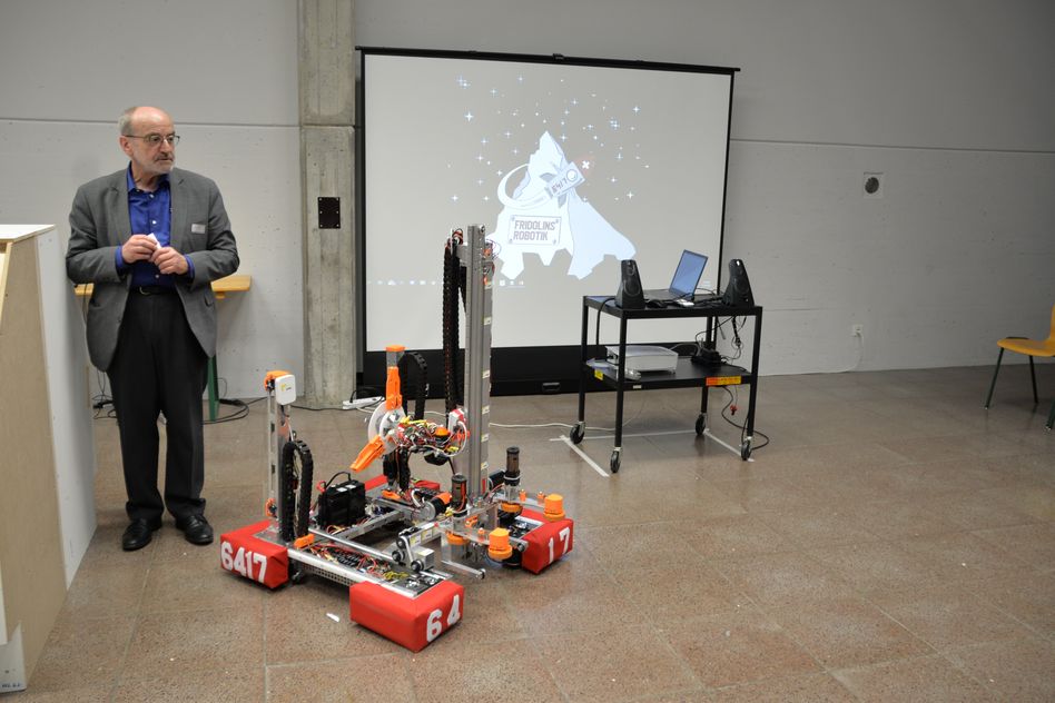 weitere Impressionen vom Besuch beim Robotic-Team in der Kantonsschule Glarus
