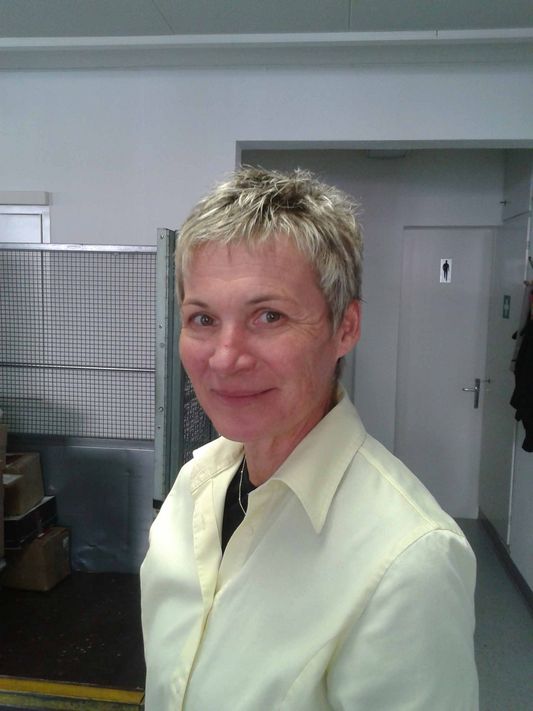 Lisa Speich - das freundliche Gesicht, das uns fast dreissig Jahre am Postschalter begrüsste und die Poststelle Näfels mit Bravour leitete (Foto: Andrea Kehrli)