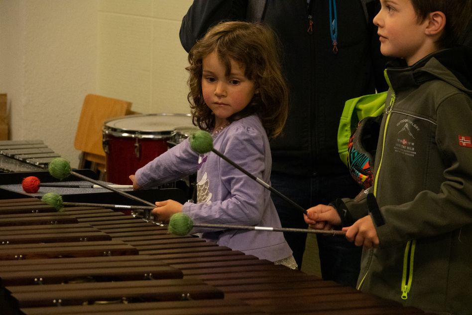 Einladung zum Tag der offenen Tür – Entdecken Sie den Instrumentenparcours der Glarner Musikschule