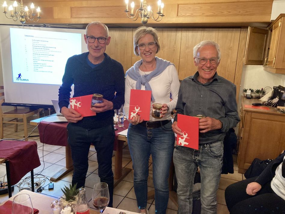Ehrung für 30 Jahre Vereinsmitgliedschaft“ von links gesehen Fritz Tschudi, Ursula Elmer und Paul Senn (Dieter Elmer abwesend)