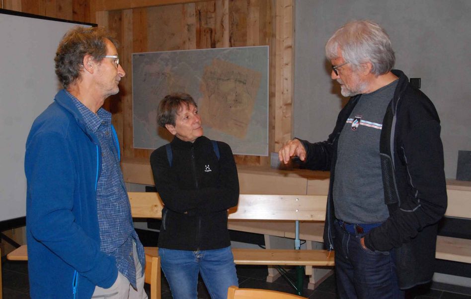 Fritz Marti, Chef Wanderwege des Kantons Glarus, im Gespräch mit dem Bergmaler Alois Gisler und seiner Frau Erna