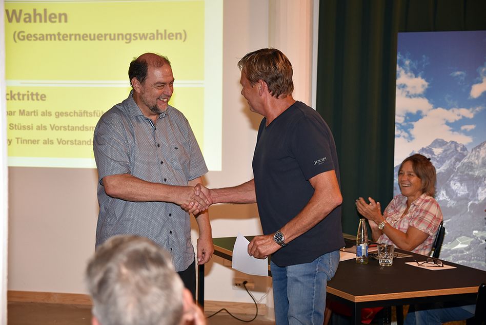Kaspar Marti bedankt sich beim abtrettenden Vorstandsmitglied Jonny Tinner