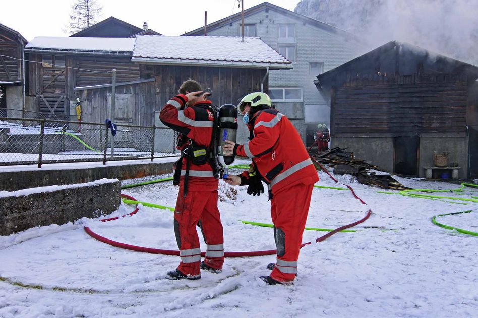 Effiziente Dienste bei der Brandbekämpfung leistete der Hubretter der Stützpunkt-Feuerwehr Kärpf