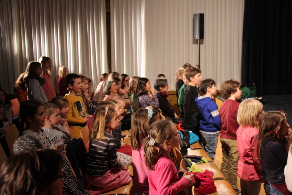 Impressionen von der Aufführung im voll besetzten Singsaal der Schulanlage Buchholz in Glarus (Bild: p.meier)