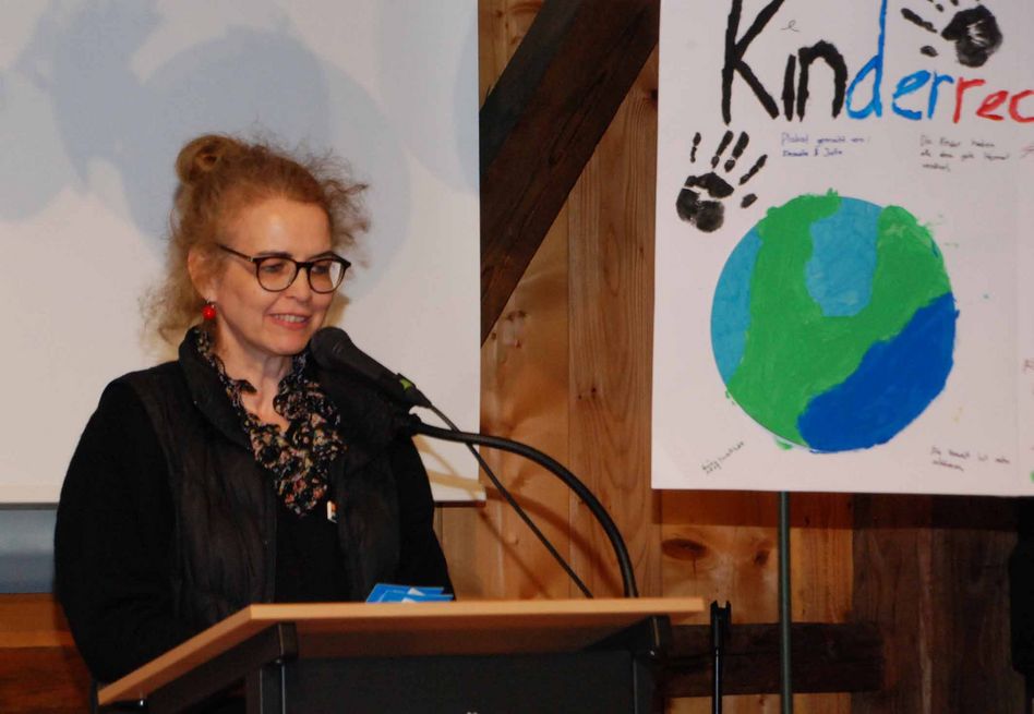 Projektleiterin und Kunstvermittlerin Ursula Helg erläuterte das Projekt „30 Jahre Kinderrechte“