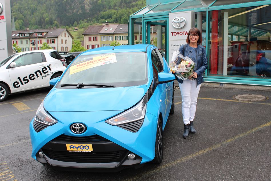Ottilia Reifler aus Schwanden gewann den diesjährigen Hauptpreis des Garagissimo-Fridolin-Gewinnspieles – einen fabrikneuen Toyota Aygo 1.0 VVT-i x.