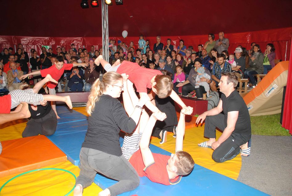 Die Schulkinder begeisterten in der Zirkusvorstellung mit verschiedenen Darbietungen. (Bilder: a.lombardi)