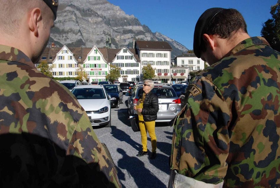 Impressionen vom Truppenempfang auf dem Zaunplatz in Glarus (Bilder: hasp)