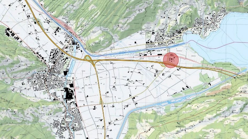 Geeignet für den Neubau des Kantonsgefängnisses Glarus: Die vorgesehen Parzelle liegt direkt neben der Autobahnausfahrt Weesen und befindet sich im Eigentum des Kantons Glarus • (Foto: DBU)