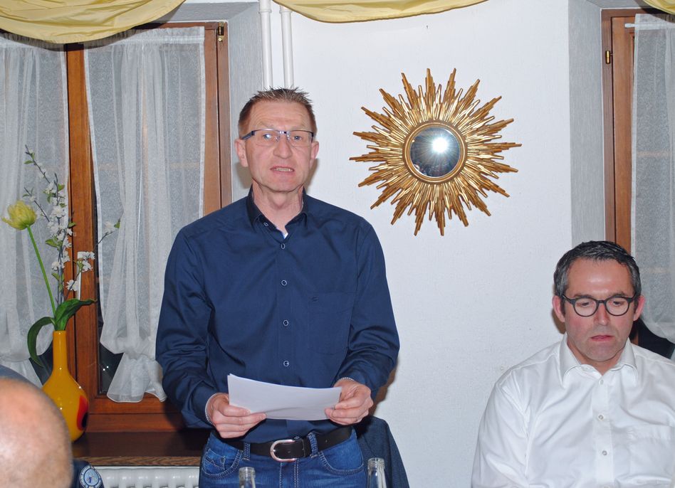 Christoph Müller leitet speditiv die Generalversammlung der Detaillisten. Rechts der ProBon-Verantwortliche Angelo Ferrari. (Bild: a.lombardi)