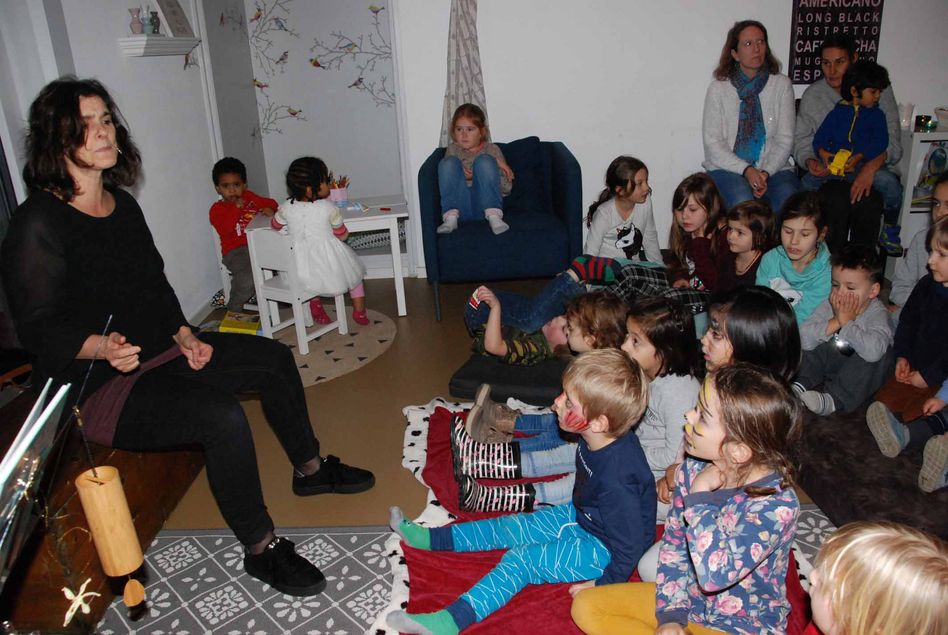 Aufmerksam hören die Kinder ihrer «Märlitante» Beatrix Künzli zu (Bilder: hasp)