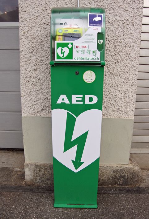 Defibrillator-Box für den Notfall, stationiert vor dem Linthaler Feuerwehrlokal