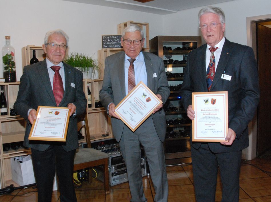 Carlo Eberle (seit 55 Jahren), Dr. Karl-Jörg Landolt (seit 50 Jahren) und Vizepräsident Gerhard Truttmann (seit 37 Jahren) erhielten die verdiente Ehrenmitgliedschaft. (Bilder: hasp)