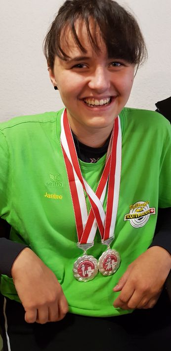 Janine mit zwei Silbermedaillen;(stehend und 2-Stellung)