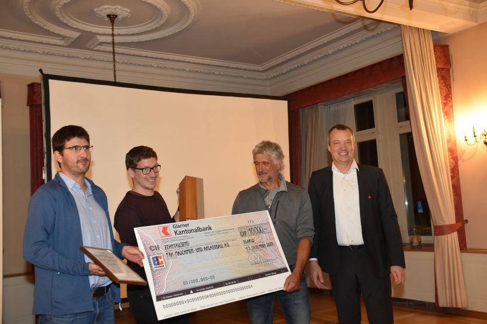 CEO der GLKB Sven Wiederkehr übergibt den Nachhaltigkeitssiegerpreis an das Team von Fäh AG (Bildr: e.huber)