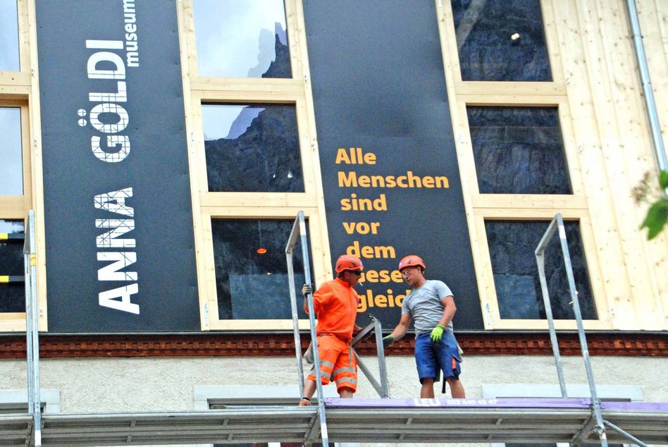 erstmaliger Anblick auf die neue Anna-Göldi-Museumstafel (Bilder: hasp)