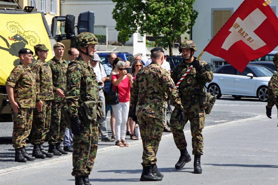 Kommandant Oberstlt Daniel Bänziger übergibt die Bataillons-Fahne Divisionär Willy Brülisauer, beobachtet vom künftigen Kommandanten des Inf Bat 61 Major Christoph Hürlimann