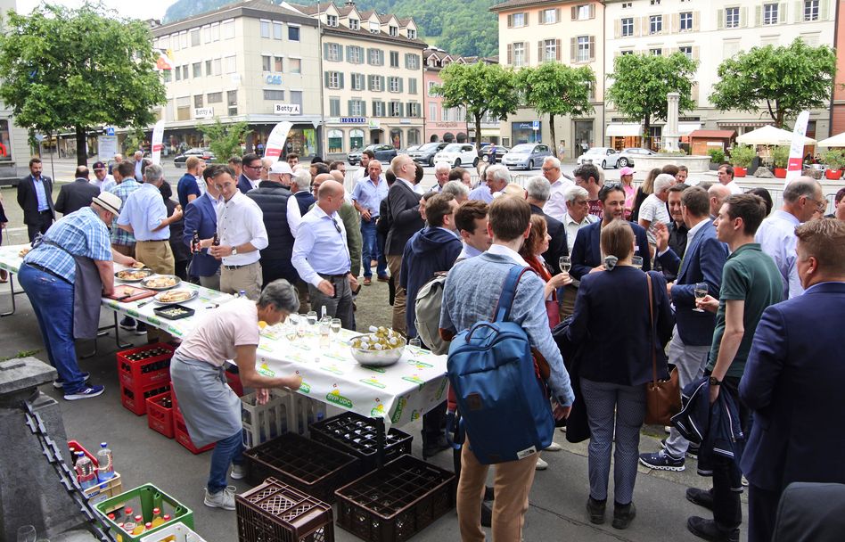 Die SVP Schweiz zeigt sich in Glarus volksnah und bodenständig