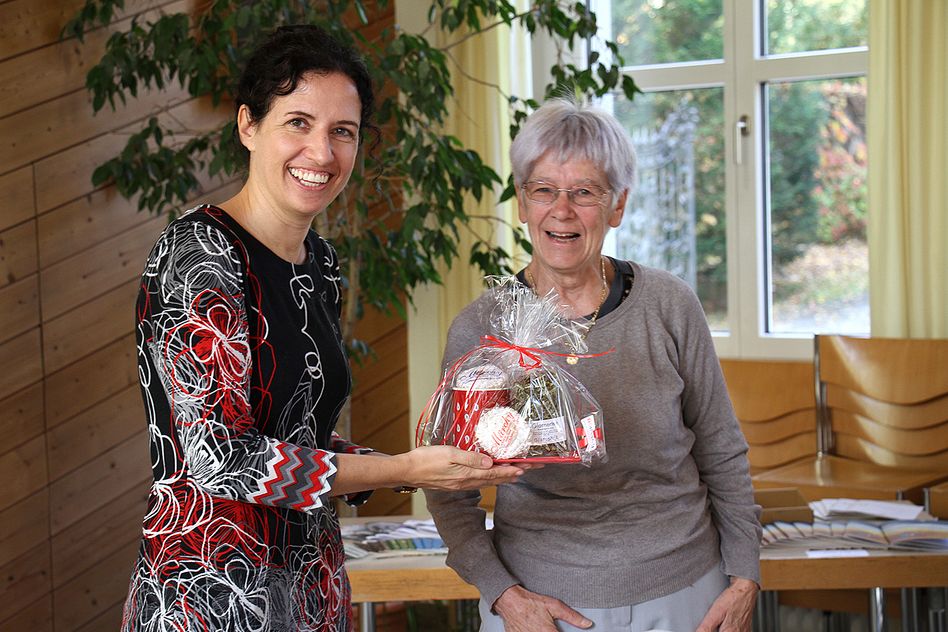 Debora Sommer (links) freut sich über das Glarner Geschenk von Monika Dürst-Legler.