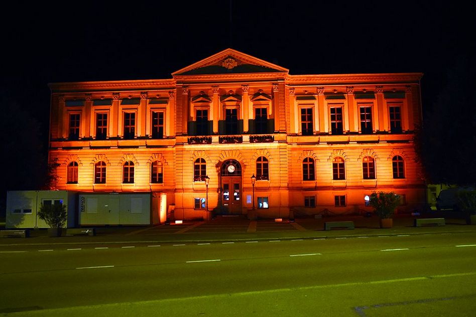 Im Rahmen von &quot;Night of Light&quot; erstrahlte auch das Rathaus in alarmierendem Rot. (Bilder: jhuber)