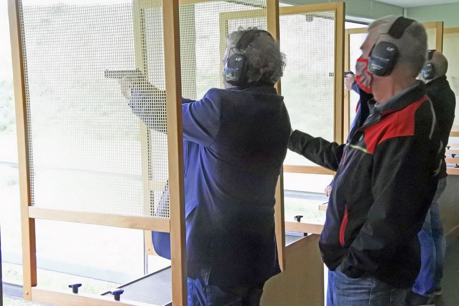Franz Hunold instruiert Regierungsrat Andrea Bettiga über die Handhabung der Pistole