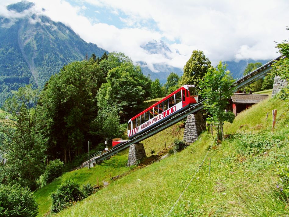 Braunwaldbahn im Sommer. Die Braunwald-Standseilbahn ist seit 1907 die Verbindung nach Braunwald auf 1300 Meter und bringt in nur 7 Minuten täglich alle Fahrgäste sicher und schnell an ihr Ziel. (zvg)
