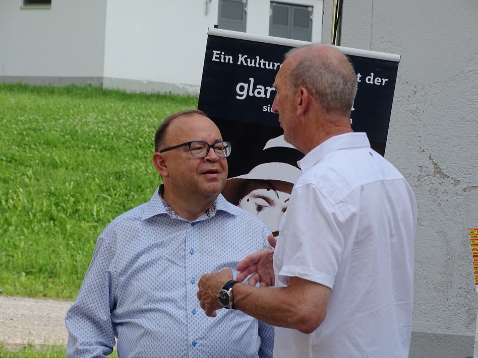 Im Gespräch: Martin Leutenegger (links), Präsident der KUlturgesellschaft und Walter Hauser, Quästor (Bilder: p.meier)