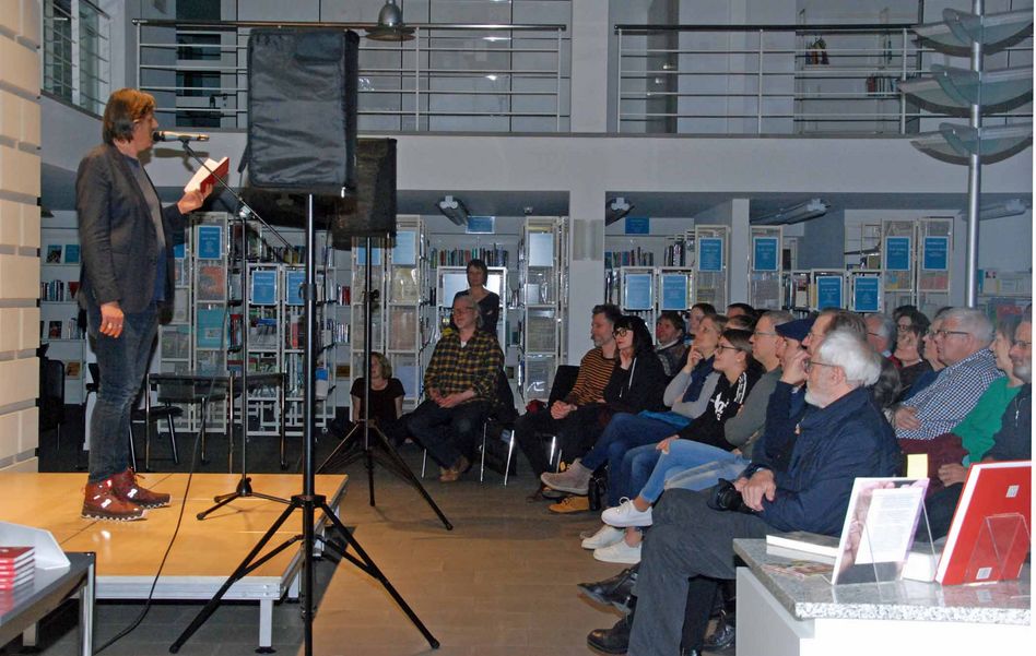 Impressionen von der Buchpräsentation von Pedro Lenz in der Landesbibliothek in Glarus (Bilder. hasp)