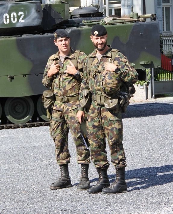 Der alte und der neue Kommandant des Bat mec 17 Major i Gst Marc Zürcher (links) und Oberstlt i Gst Pierre Moreau