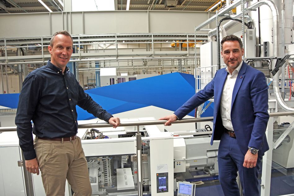 Netstal Maschinen-CEO Renzo Davatz (rechts) und Michael Birchler (Leiter Kommunikation und Marketing) (Bilder: hasp)