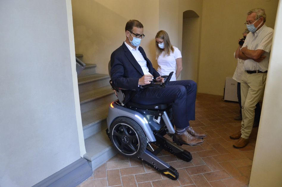 Mit einem topmodernen Rollstuhl ist der Freulerpalast besser für Menschen mit Behinderung erlebbar. (Bild: jhuber)