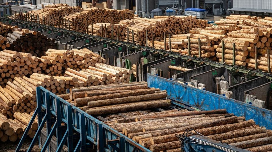 Holz soll dort als Baustoff eingesetzt werden, wo es Vorteile hat. Ein Bericht dazu bringt laut dem Regierungsrat keinen Mehrwert • (Foto: Keystone-SDA)
