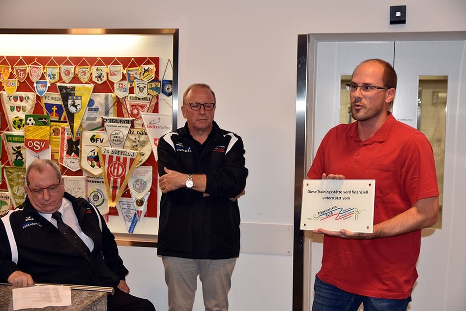 Marcel Schilliger überreicht die Plakette Regionales Leistungszentrum Schiessen.