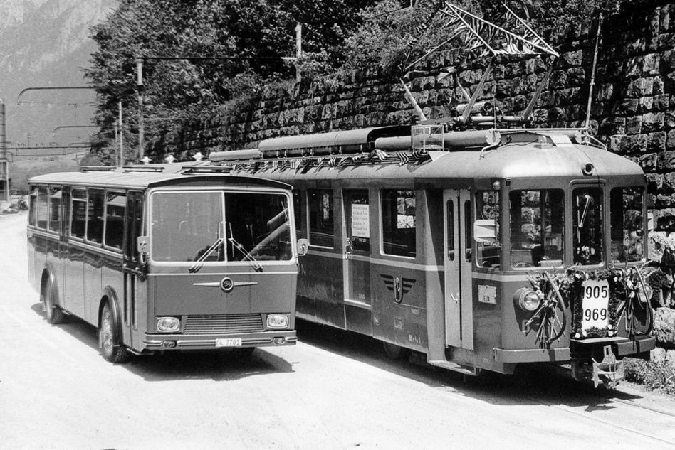 Neuer FBW-Autobus und Triebwagen Nr. 6 beim Bahnhof Schwanden am 24. Mai 1969. (Bildnachweis: SeTB-Archiv, Alfred Aebi)