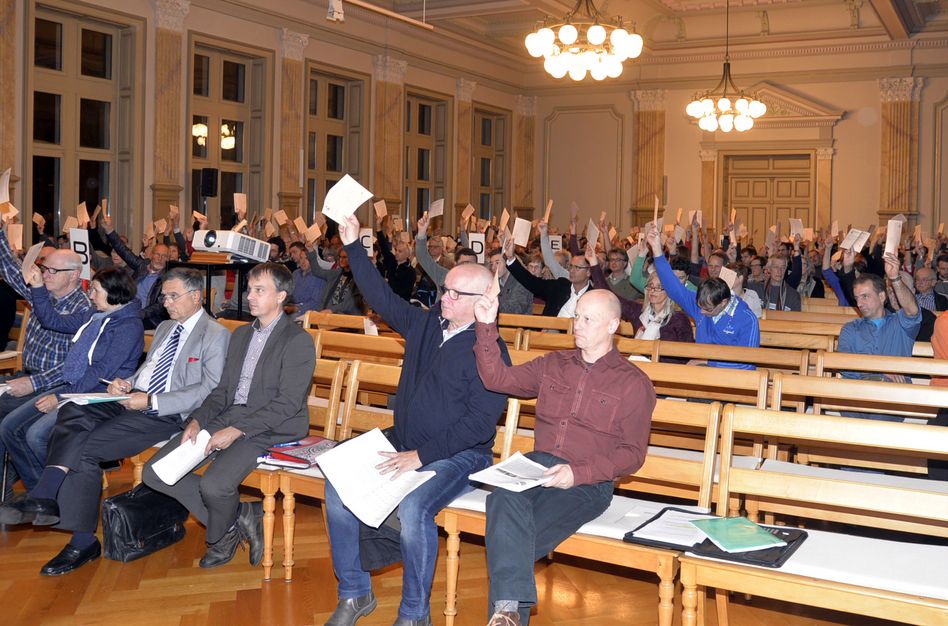 Die Versammlung stimmt allen Anträgen des Gemeinderats Glarus zu. (Bild: jhuber)