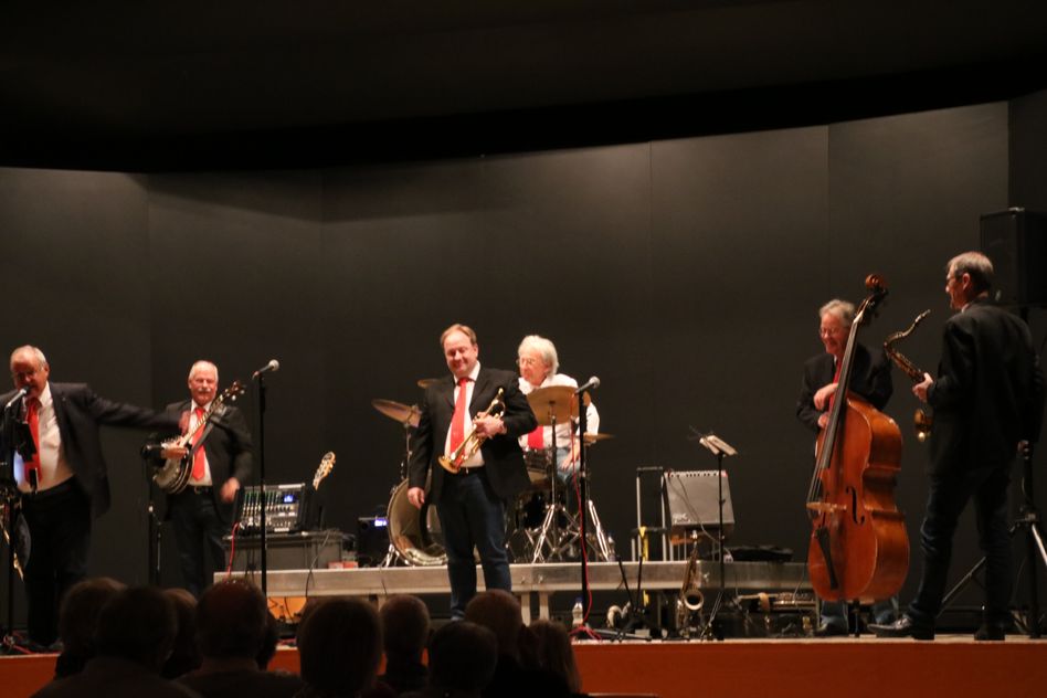 Impressionen vom Konzert der Jenson Jazzband im Gemeindezentrum Schwanden (Bilder: zvg)
