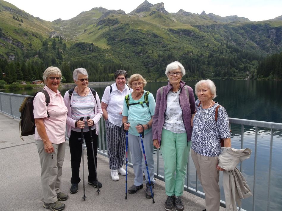 Seniorinnen aus Graubünden und dem Glarnerland beim gemütlichen Spaziergang auf der Staumauer.